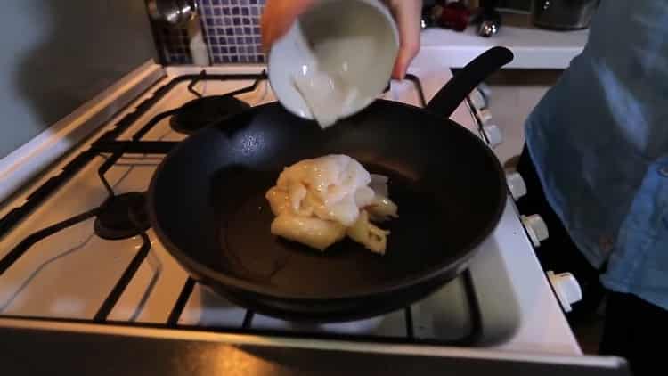 Per preparare il piatto, mettere in una padella di calamari