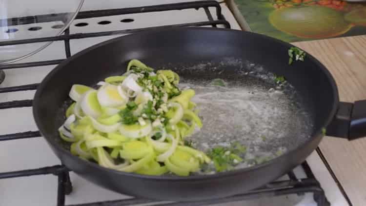 За да готвите, запържете зеленчуците