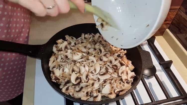Per preparare i calamari, tagliare i funghi