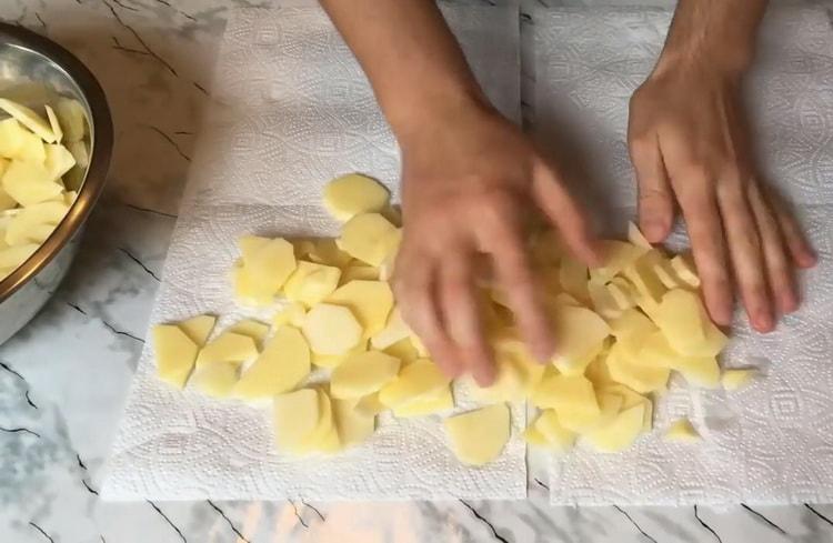 Για το μαγείρεμα, ψιλοκόψτε τις πατάτες