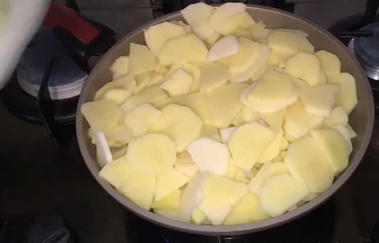 Τηγανίζουμε τις πατάτες για να μαγειρέψουν