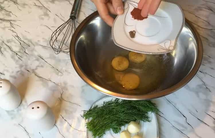 Χτυπήστε τα αυγά για να μαγειρέψουν.