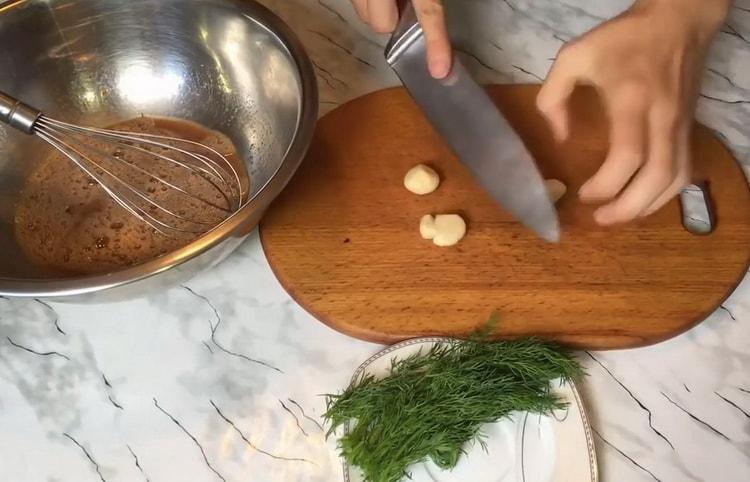 Schiaccia l'aglio per cucinare