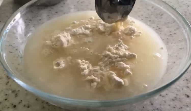 добавете отвара за приготвяне на картофено тесто