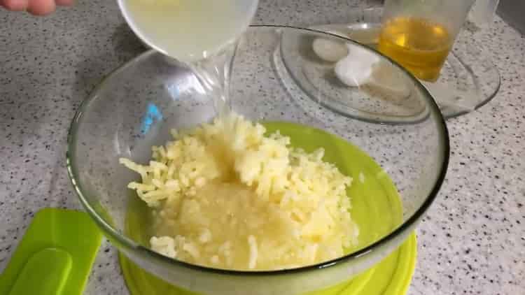  Kombinieren Sie die Zutaten für Kartoffelteig