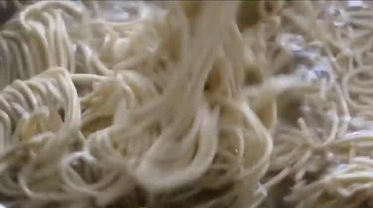 Keitä nuudelit keittämällä pastaa
