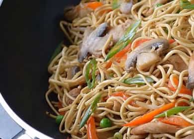 Recept na vynikající čínské nudle Wok s kuřecím masem a zeleninou 🍜