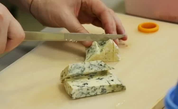 Az étel elkészítéséhez apróra vágjuk a sajtot