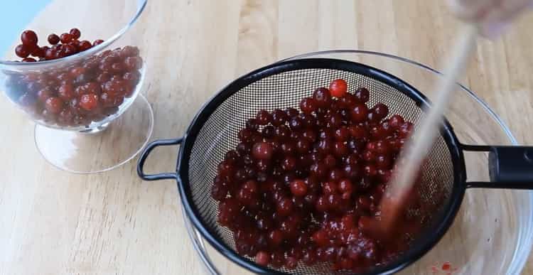 Προετοιμάστε τα συστατικά για μους μούρων cranberry