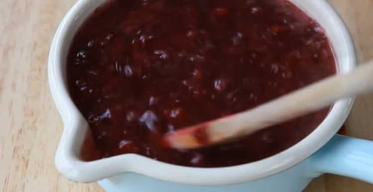 Pakuluan ang mga berry para sa cranberry mousse