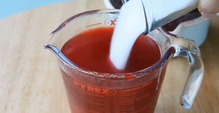 Aggiungi lo zucchero per preparare la mousse di mirtilli rossi