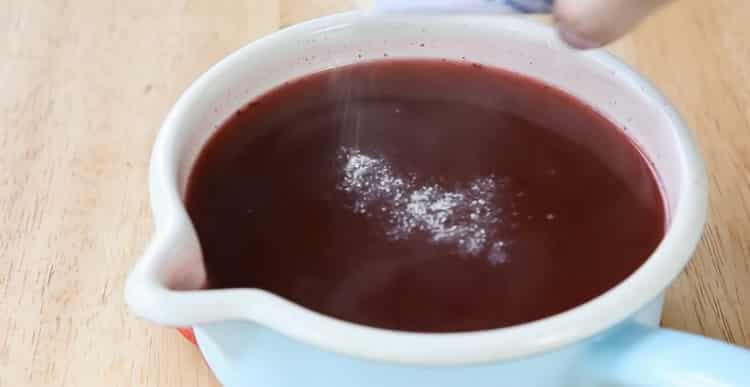 Aggiungi la gelatina per preparare la mousse di mirtilli rossi