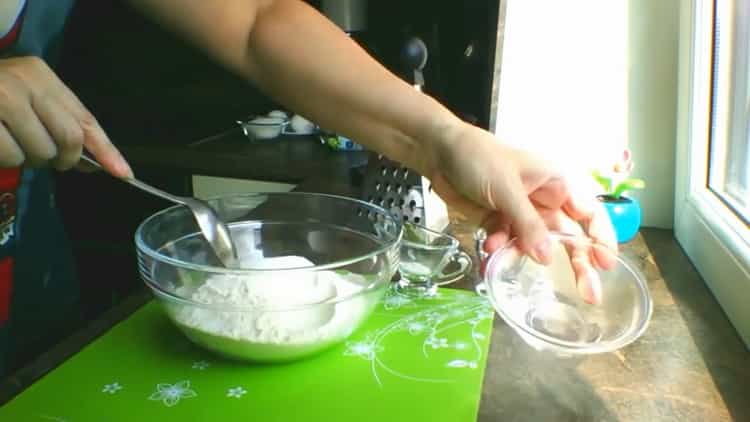 Πώς να μαγειρέψετε ένα βασιλικό cheesecake σε μια αργή κουζίνα