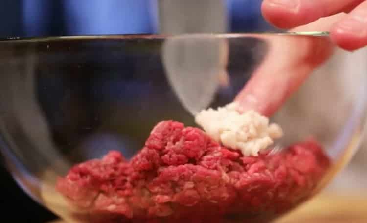A húsgombóc elkészítéséhez készítse elő a darált húst