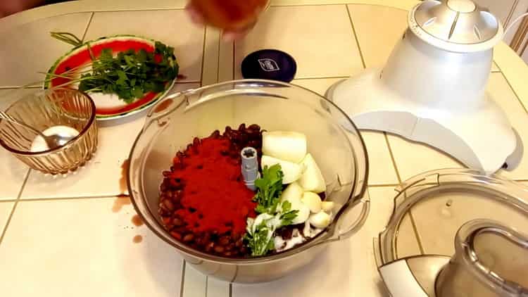 Mahlen Sie die Zutaten in einem Mixer, um die Schnitzel zuzubereiten