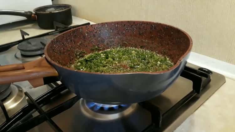 Per i gamberi, prepara la salsa