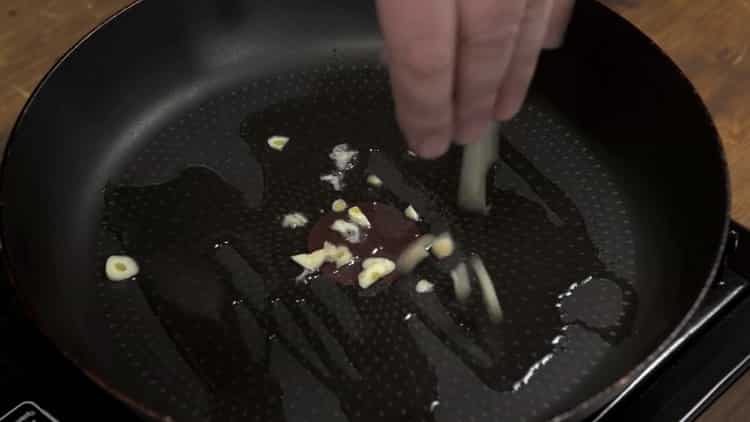Per cucinare i gamberi, friggi l'aglio
