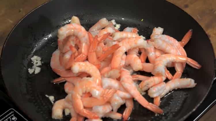 Norėdami gaminti krevetes, pakepinkite ingredientus
