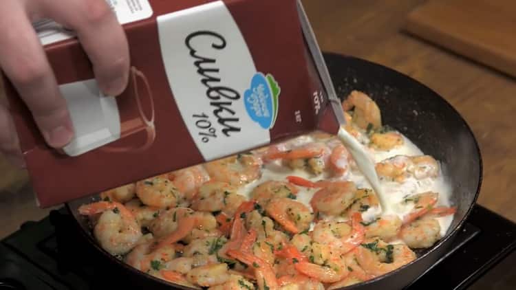 Shrimps in einer cremigen Sauce nach einem Schritt-für-Schritt-Rezept mit Foto