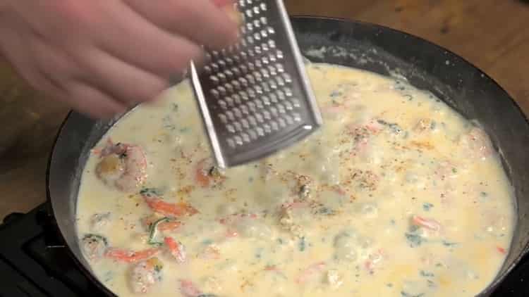 Μαγειρική γαρίδα σε μια κρεμώδη σάλτσα