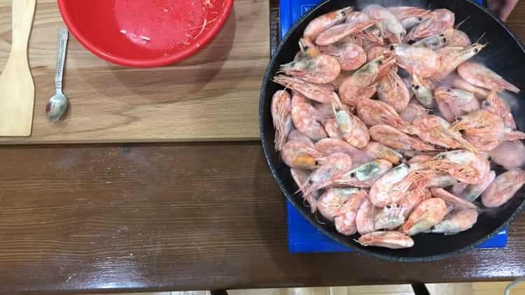 Garnelen in Sojasauce mit Knoblauch gebraten kochen