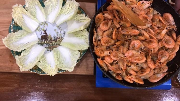 Τηγανητές γαρίδες σε σάλτσα σόγιας με σκόρδο σύμφωνα με μια συνταγή βήμα προς βήμα με φωτογραφία
