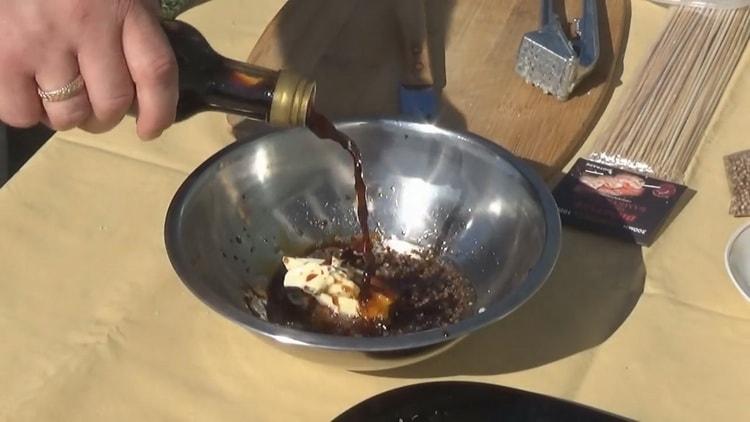 Για να προσθέσετε γαρίδες προσθέστε σάλτσα σόγιας