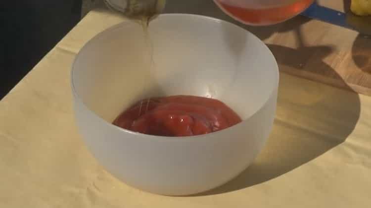 Garnélarák készítéséhez keverje össze a vajat és a ketchupot