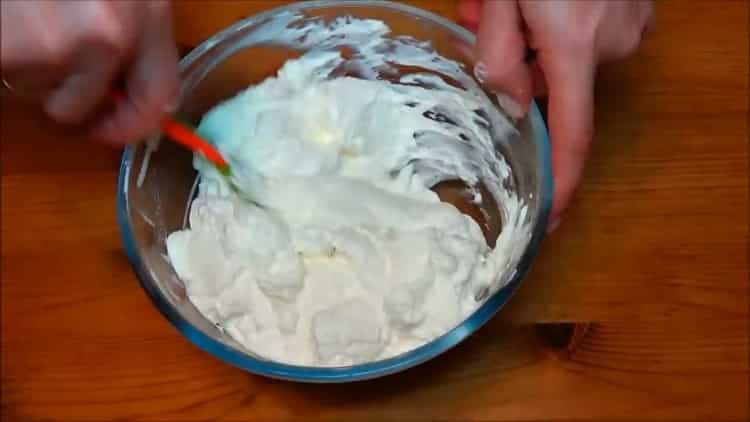 Unire gli ingredienti per fare la crema