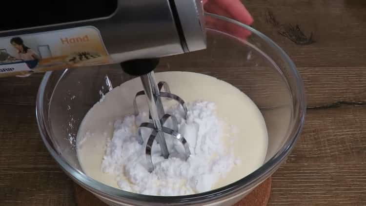 Creme mit Mascarpone für den Kuchen kochen