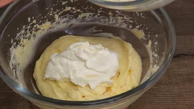 Yhdistä ainesosat kerman valmistamiseksi mascarpone-kakkua varten