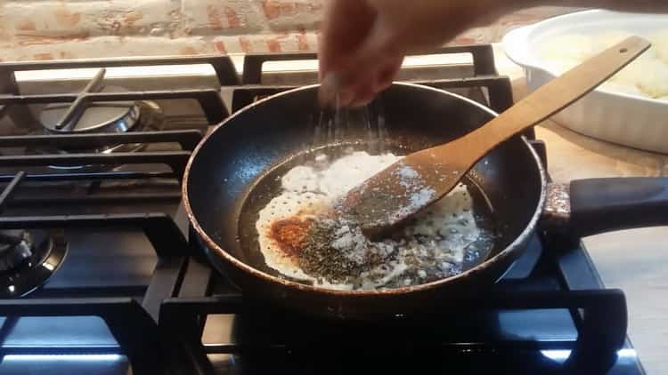 Per preparare le polpette, aggiungi le spezie alla salsa