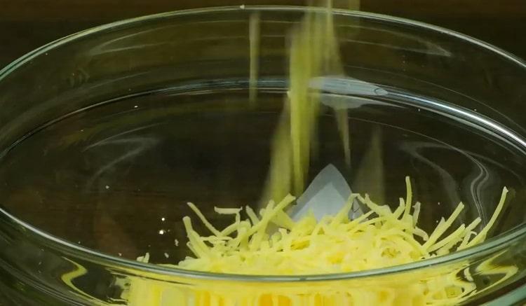 grattugiare il formaggio per fare le polpette