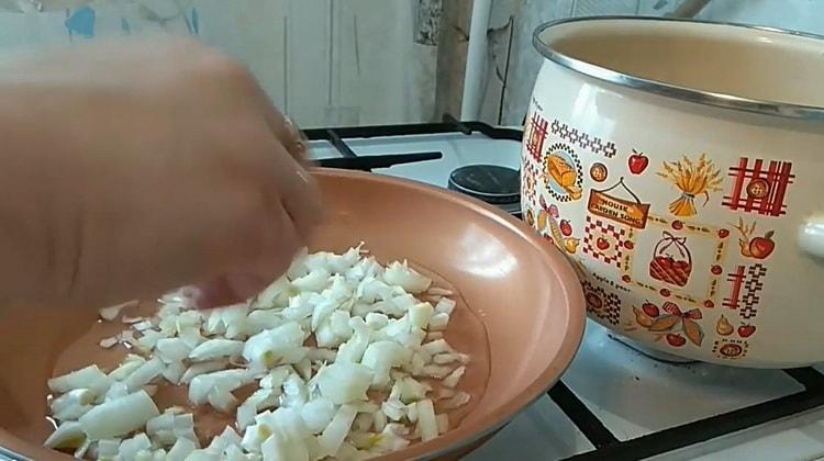 Fry ang sibuyas upang gumawa ng sopas na pansit