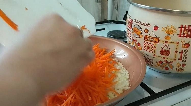Τηγανίστε τα λαχανικά για να φτιάξετε τη σούπα ζυμαρικών