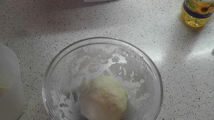 Pita kenyér készítéséhez gyúrja meg a tésztát