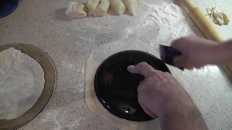 Húzza ki a tésztát pita kenyér készítéséhez
