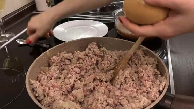 Lasagna készítéséhez pirítson darált húst