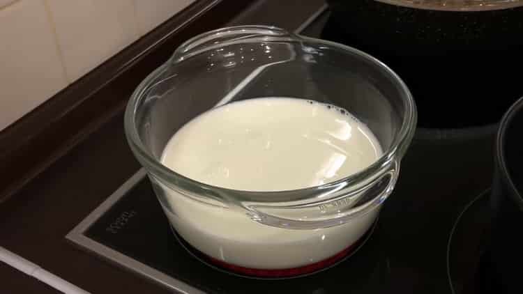 Für die Zubereitung von Lasagne die Milch erhitzen