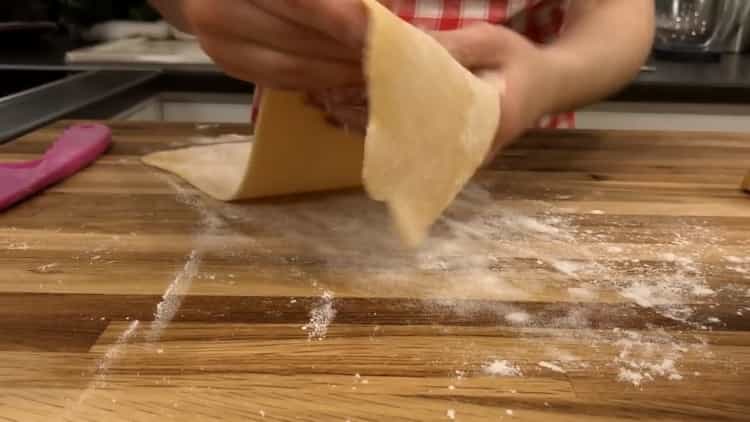 Lasagna készítéséhez tekerje le a lapokat