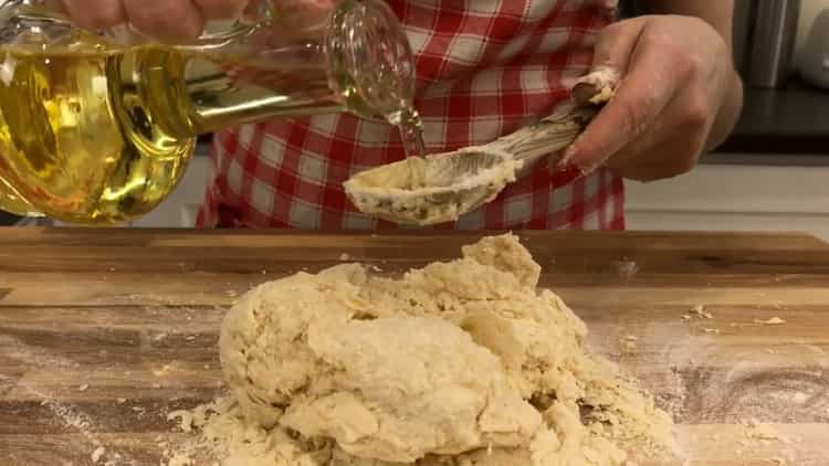 Lasagna készítéséhez keverje össze a tészta összetevőit.