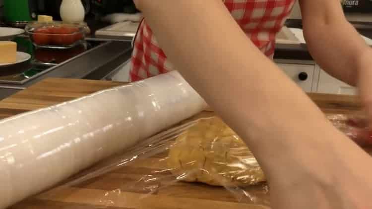 Um Lasagne zuzubereiten, legen Sie den Teig in eine Folie