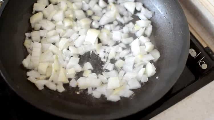 Per preparare le lasagne, friggi le cipolle