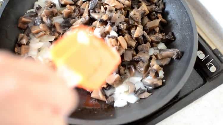 Paista sienet lasananan valmistamiseksi