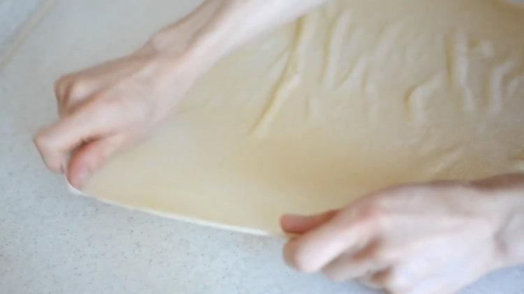 Roll těsto, aby se lasagne