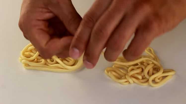 Για να κάνετε noodles lagman, τεντώστε τις δέσμες