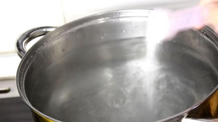 Um Lagman-Nudeln zuzubereiten, kochen Sie Wasser