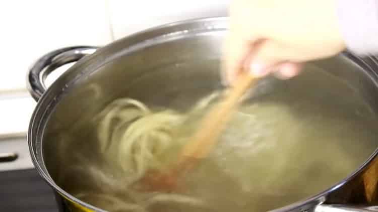 Per preparare i noodles lagman, metti l'impasto in acqua