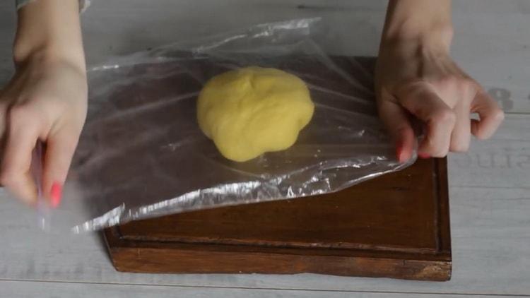 Um Udon-Nudeln zuzubereiten, geben Sie den Teig in eine Tüte