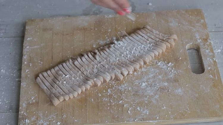 Per preparare le tagliatelle udon, tagliare l'impasto